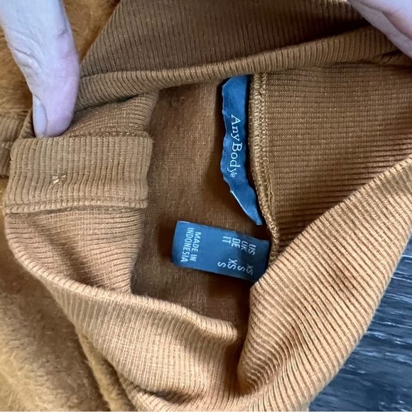 New Anybody Fleeced French Terry Pullover with Buttons in Spiced Ginger - xs​​ - Picture 6 of 8